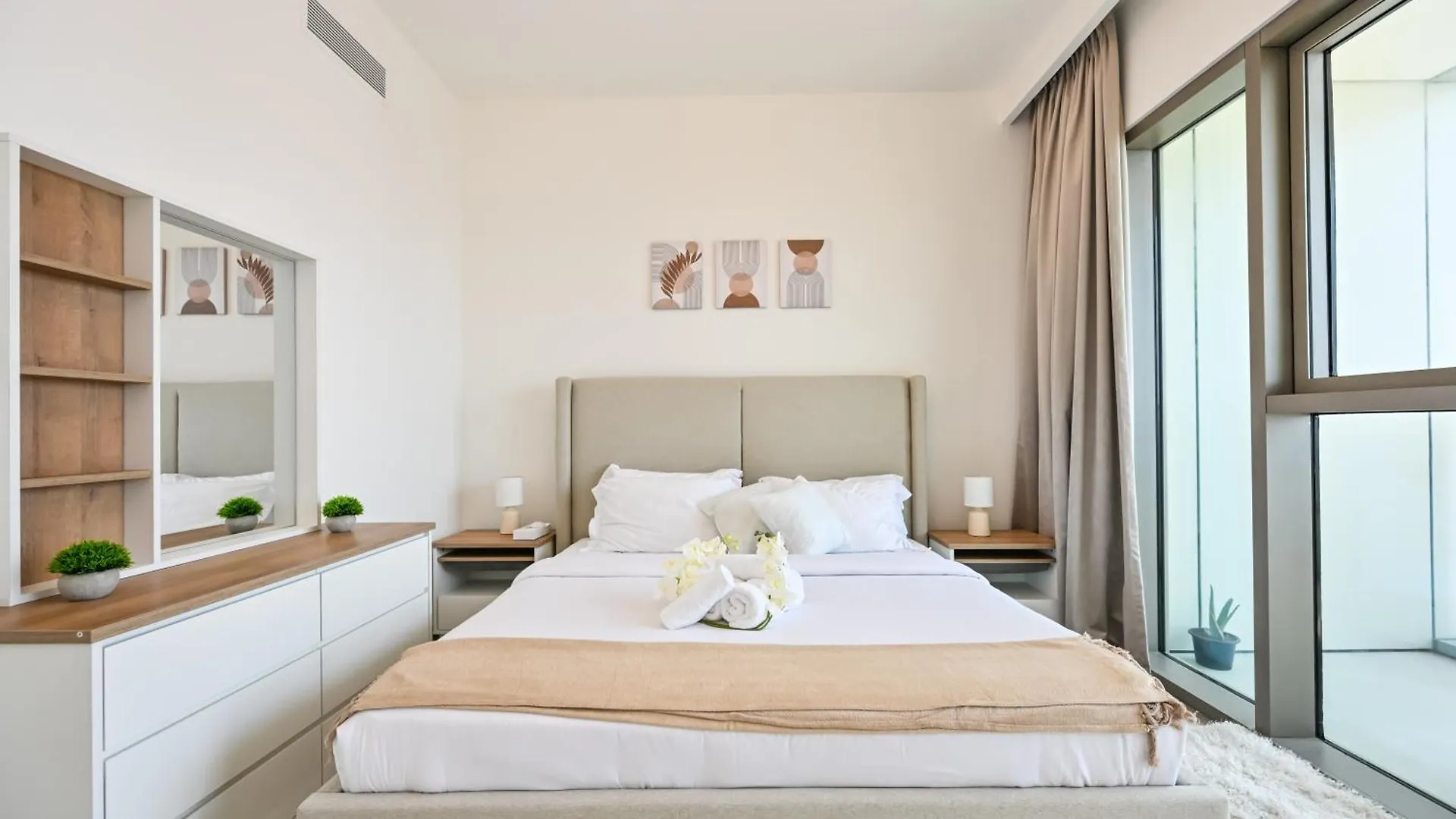 Apartment Burj Khalifa View, Luxury Two-Bedroom Residence, Playstation 5, Swimming Pool And Fitness Center Dubai