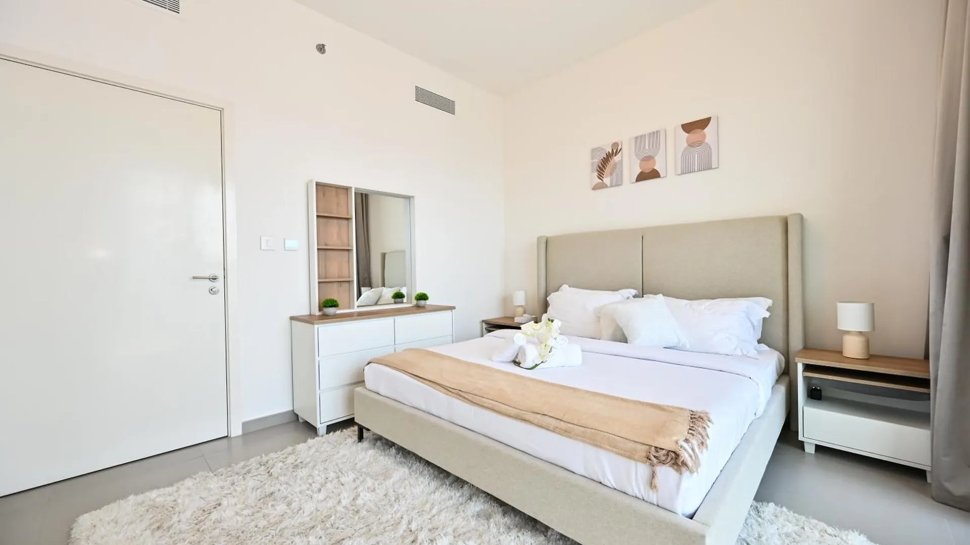 Apartment Burj Khalifa View, Luxury Two-Bedroom Residence, Playstation 5, Swimming Pool And Fitness Center Dubai
