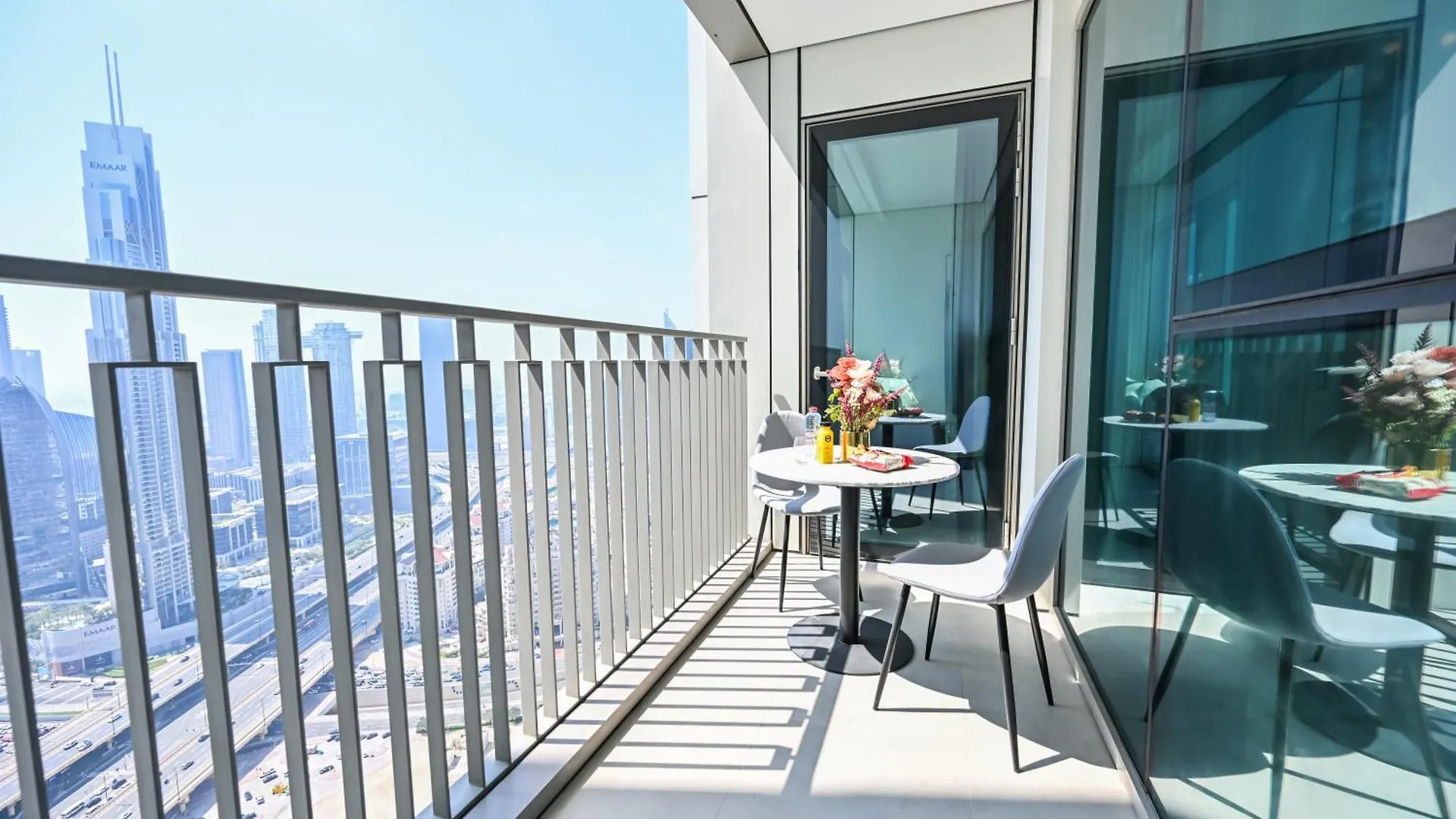 Apartment Burj Khalifa View, Luxury Two-Bedroom Residence, Playstation 5, Swimming Pool And Fitness Center Dubai