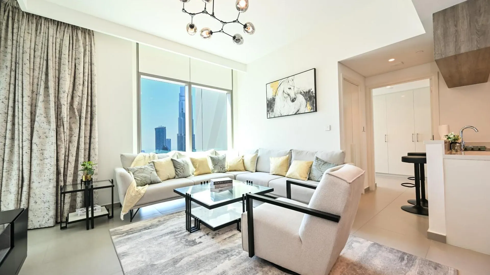 Burj Khalifa View, Luxury Two-Bedroom Residence, Playstation 5, Swimming Pool And Fitness Center Dubai