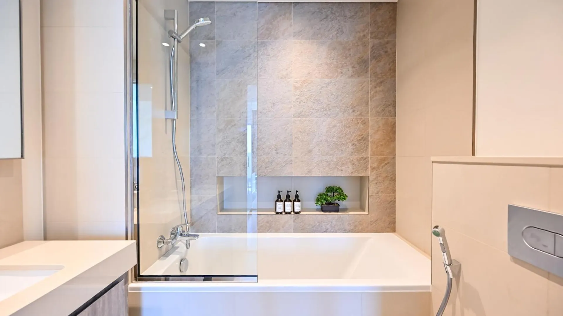 Burj Khalifa View, Luxury Two-Bedroom Residence, Playstation 5, Swimming Pool And Fitness Center Dubai Apartment