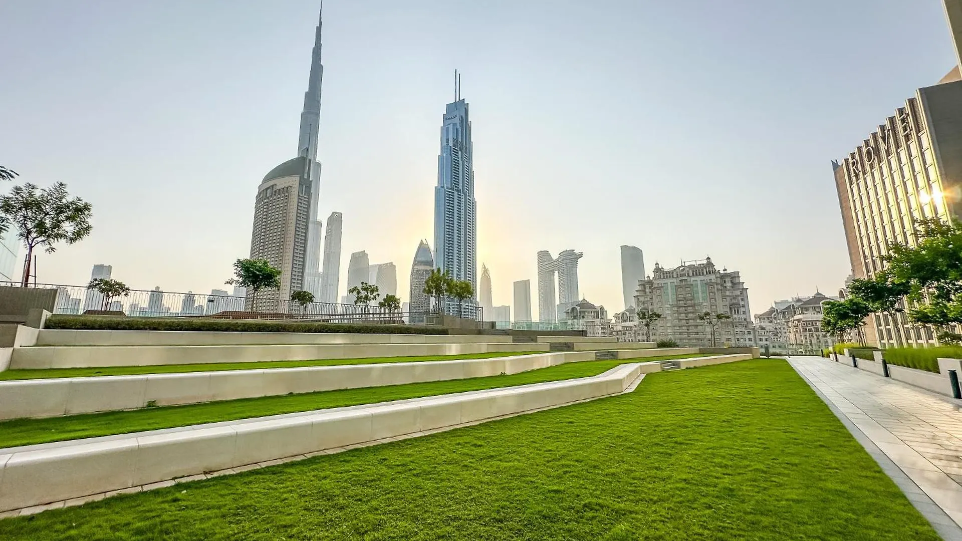 Burj Khalifa View, Luxury Two-Bedroom Residence, Playstation 5, Swimming Pool And Fitness Center Dubai Apartment