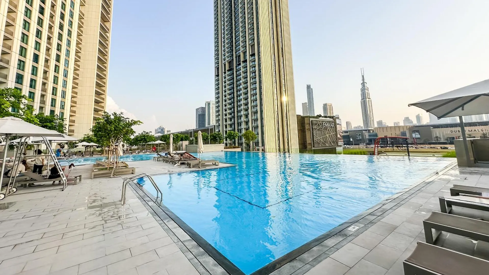 Burj Khalifa View, Luxury Two-Bedroom Residence, Playstation 5, Swimming Pool And Fitness Center Dubai Apartment