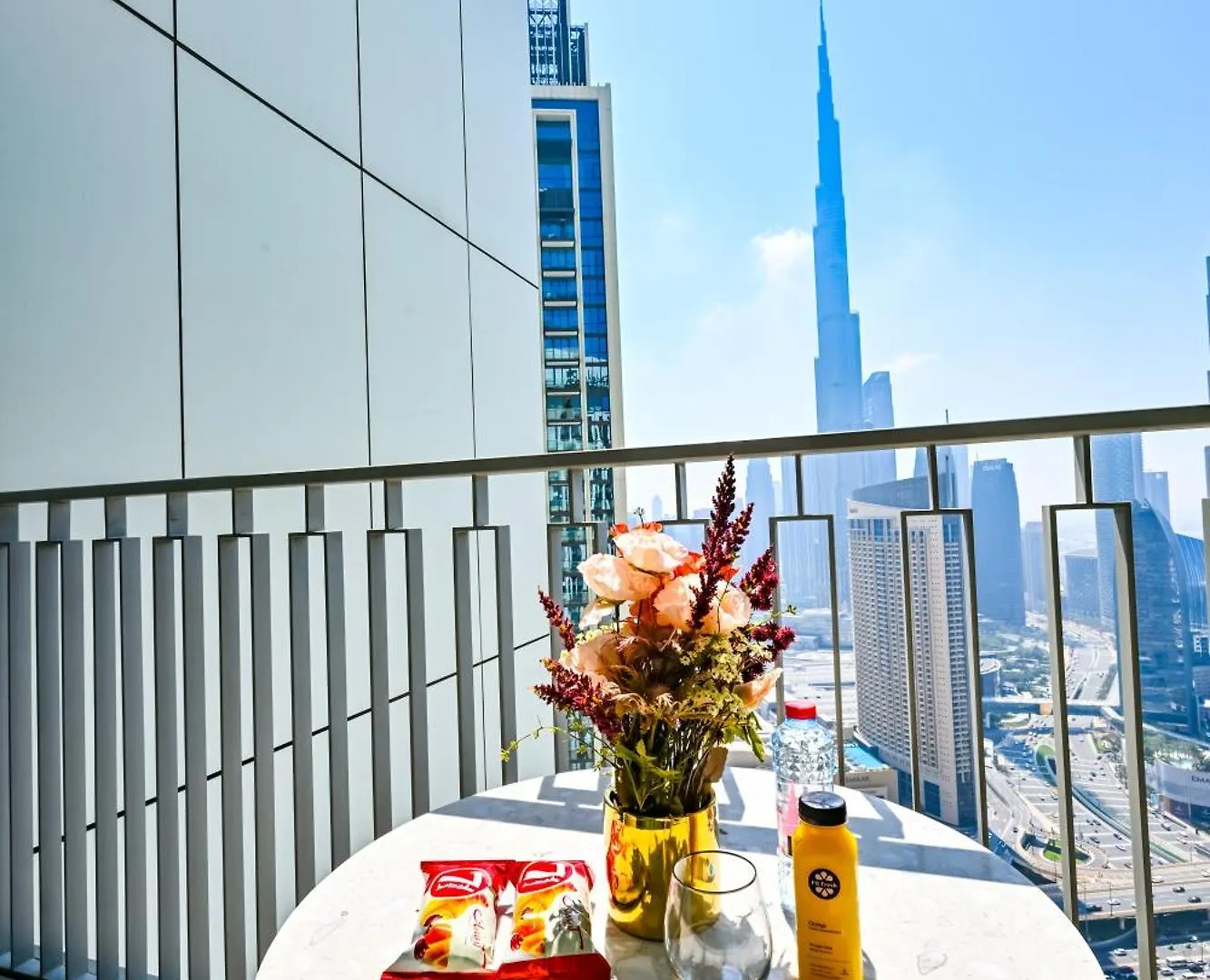 Burj Khalifa View, Luxury Two-Bedroom Residence, Playstation 5, Swimming Pool And Fitness Center Dubai Apartment