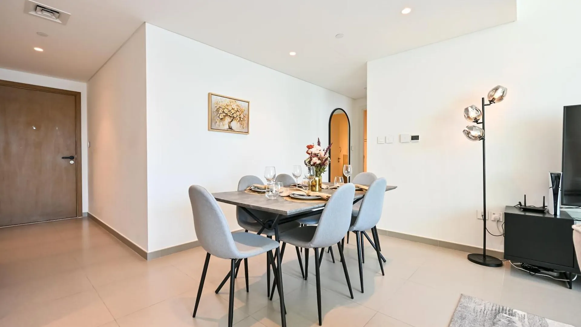 Burj Khalifa View, Luxury Two-Bedroom Residence, Playstation 5, Swimming Pool And Fitness Center Dubai