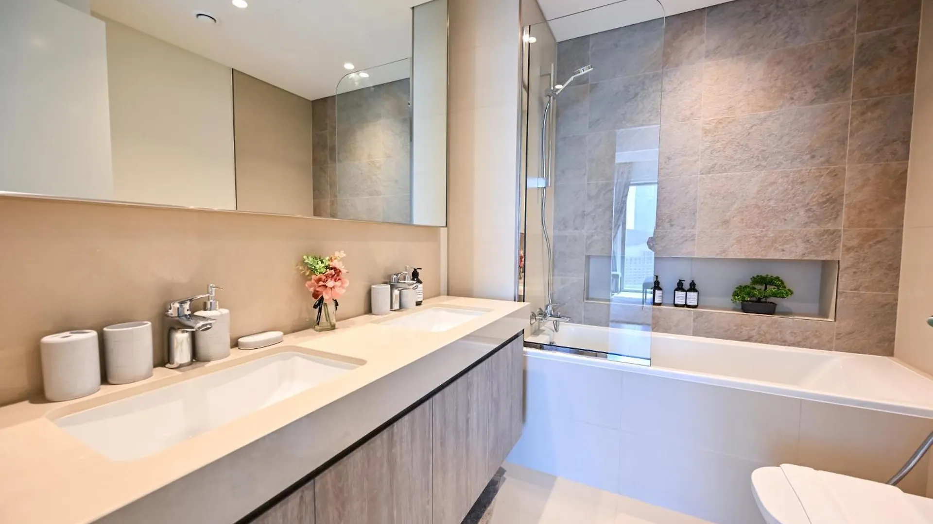 Burj Khalifa View, Luxury Two-Bedroom Residence, Playstation 5, Swimming Pool And Fitness Center Dubai