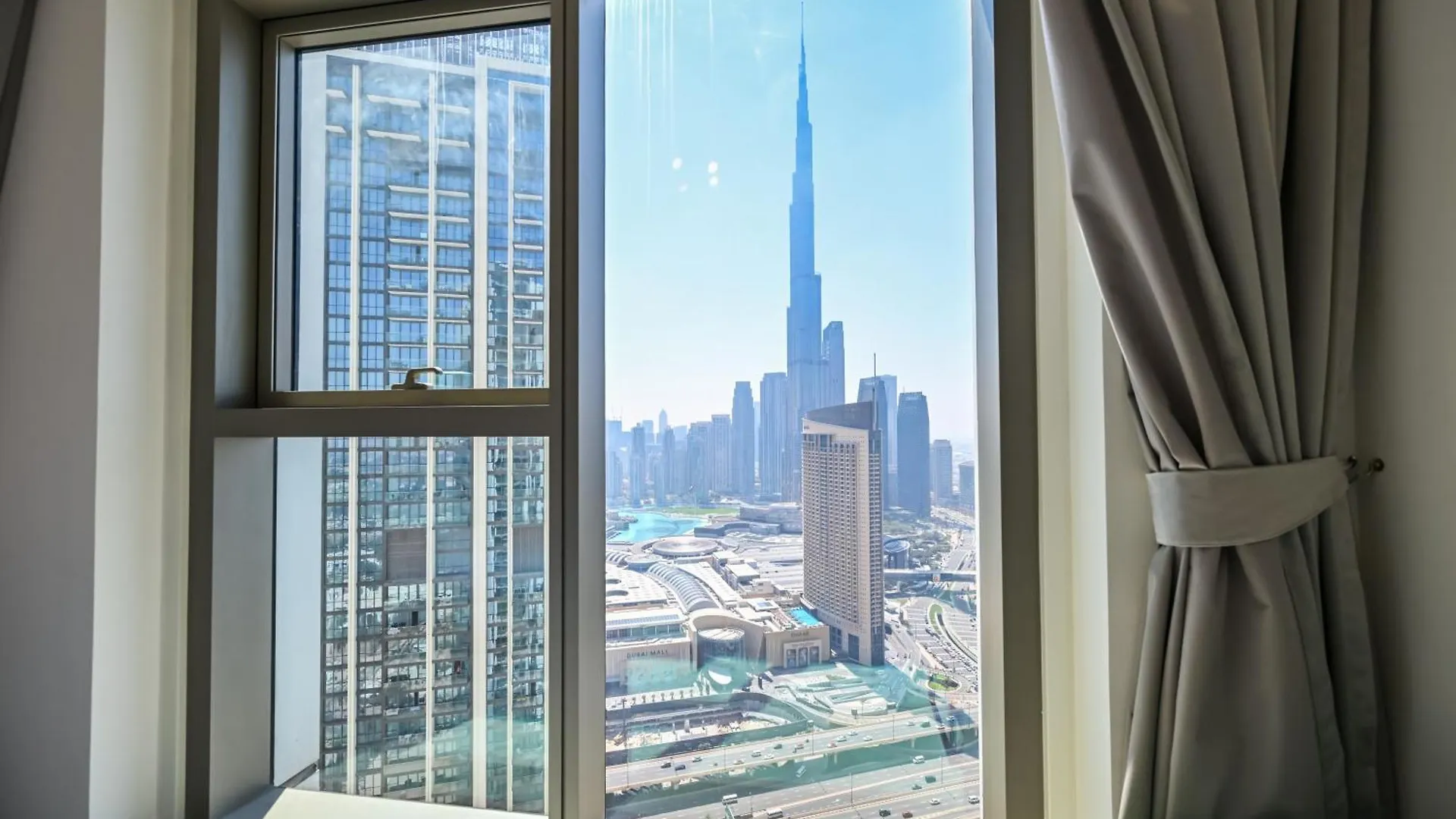 Burj Khalifa View, Luxury Two-Bedroom Residence, Playstation 5, Swimming Pool And Fitness Center Dubai