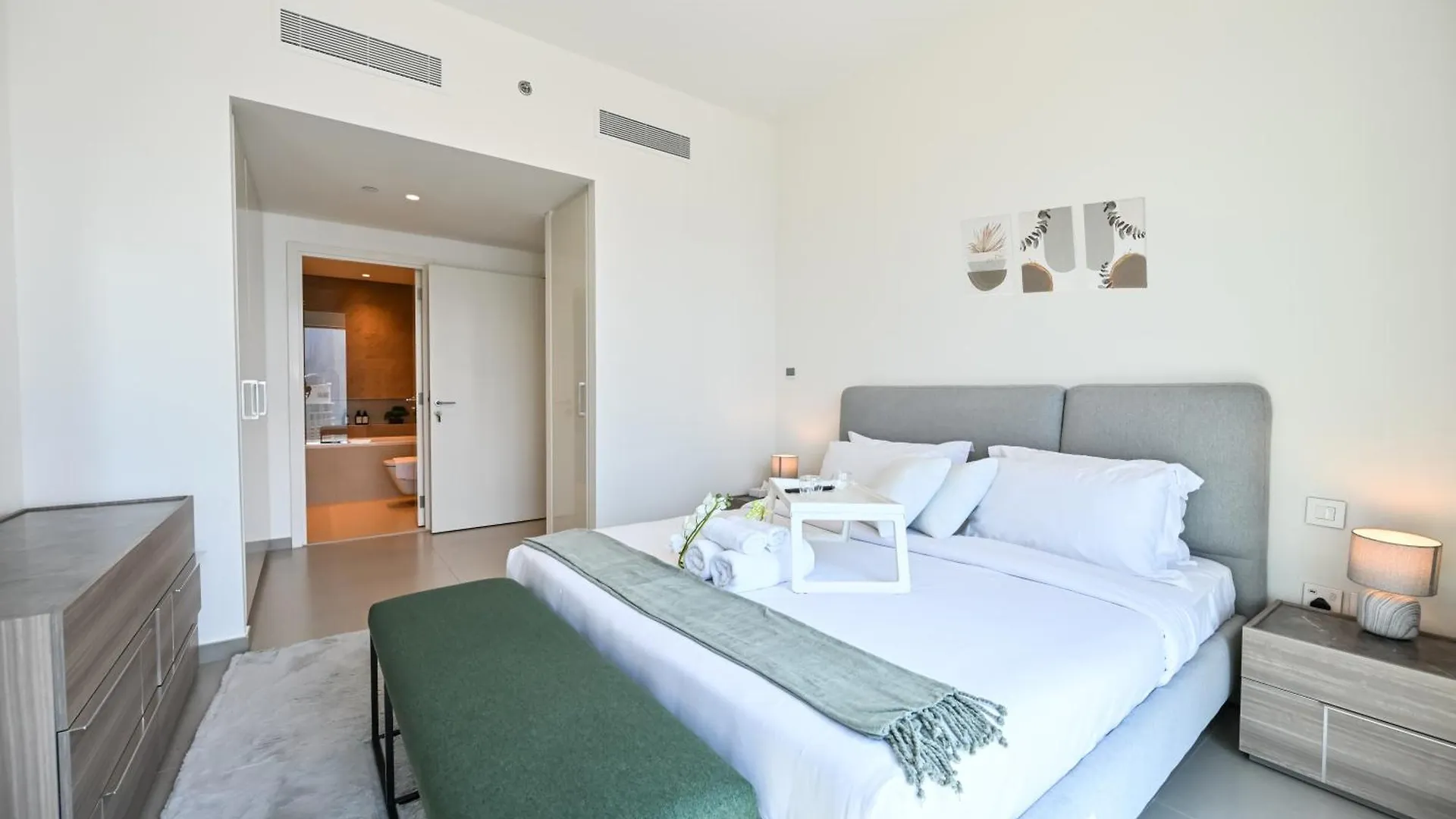Burj Khalifa View, Luxury Two-Bedroom Residence, Playstation 5, Swimming Pool And Fitness Center Dubai