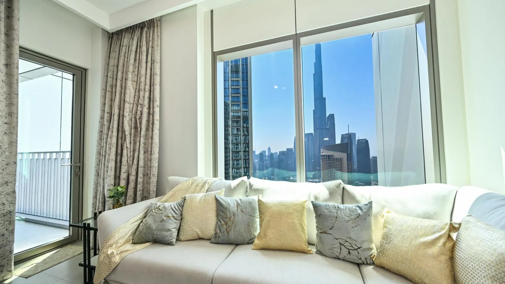 Burj Khalifa View, Luxury Two-Bedroom Residence, Playstation 5, Swimming Pool And Fitness Center Dubai